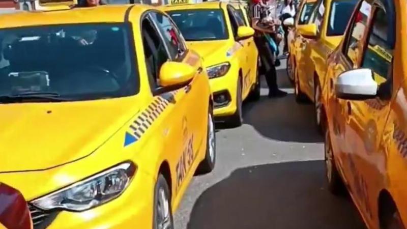 Taksi durağında taksiye binemeyince isyan etti Taksi durağında taksiye binemeyince isyan etti