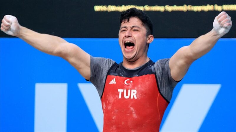 Ermenistan'da düzenlenen Avrupa Halter Şampiyonası'nda milli sporcu Batuhan Yüksel, Avrupa