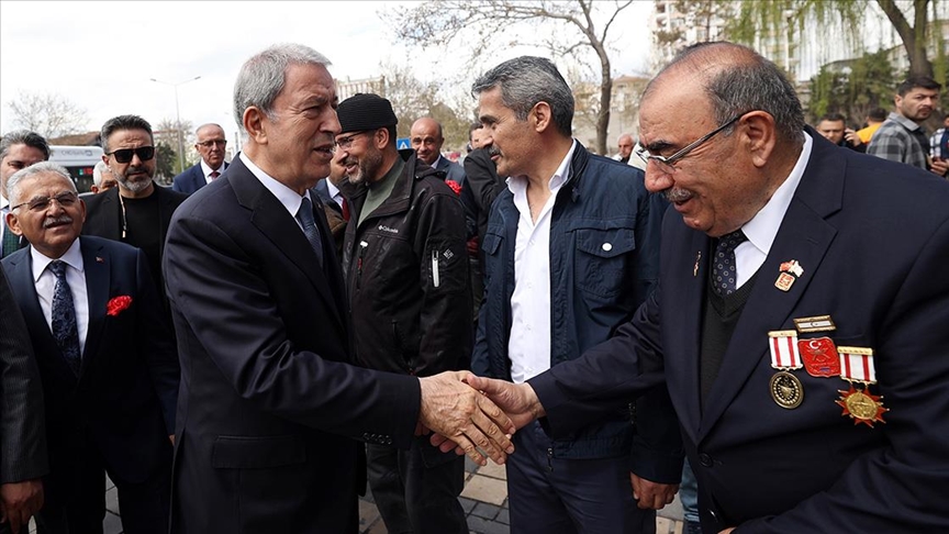 Bakan Akar’dan otobüs benzetmesiyle ‘terörle işbirliği’ tepkisi