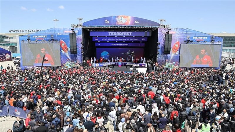 TEKNOFEST'in İstanbul'daki yoğun yağış nedeniyle bugüne ertelenen açılış töreni yapıldı.
