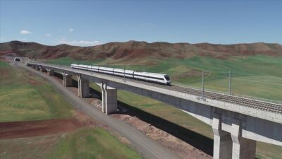 Bakan Karaismailoğlu: 12 saat olan seyahat süresini 2 saate indiriyoruz