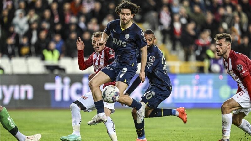 Spor Toto Süper Lig'in 32. haftasında Fenerbahçe, Demir Grup Sivasspor'u