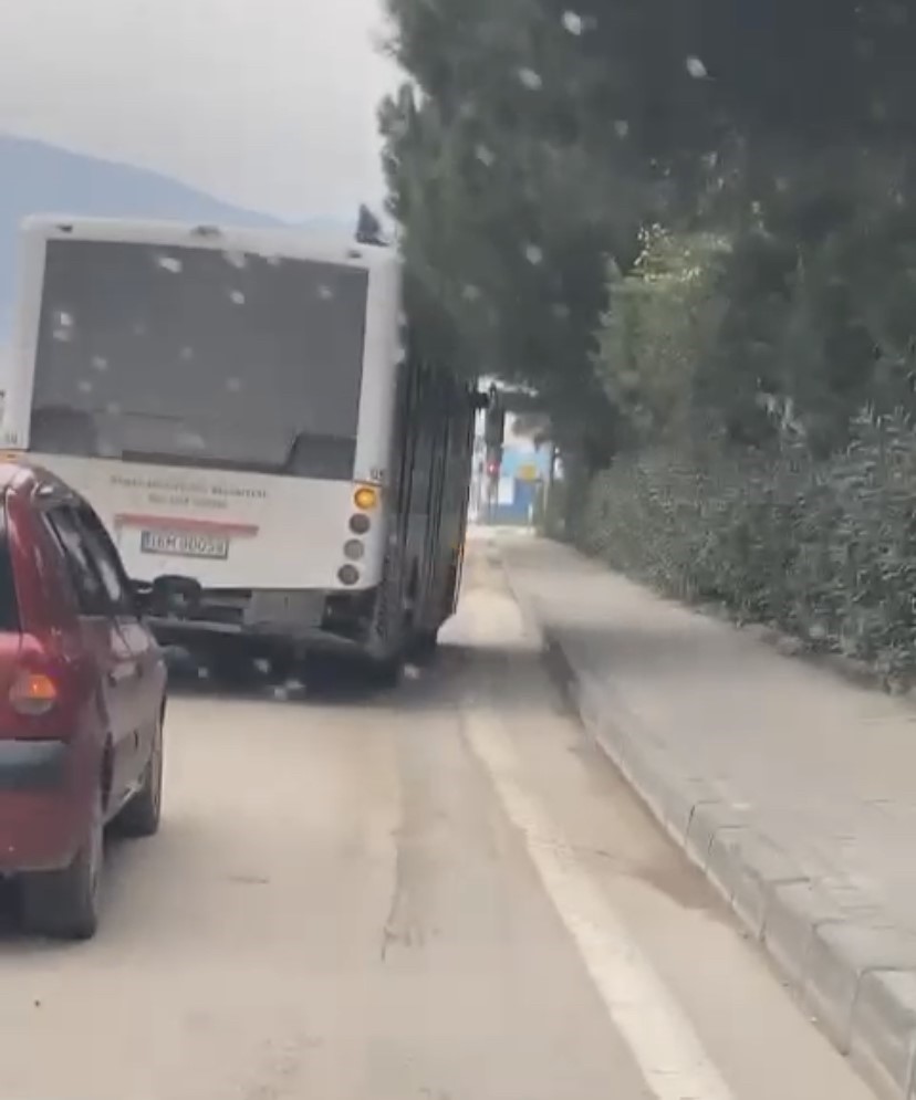 Bursa’da trafikte yan yan seyreden özel halk otobüsü kameralarda