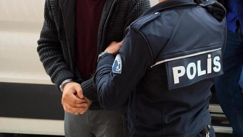 Bursa’da eşine dehşeti yaşattı! Flaş gelişme Bursa’nın Gemlik ilçesinde eşi E.S.’nin (20) boğazını sıkarak 400 lirasını