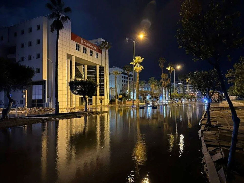 İskenderun’da deniz yükseldi, caddeler sular altında kaldı