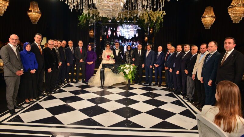 Duygu Yılmaz ve Fatih Demir'in düğünü Bursa siyaset dünyasını bir