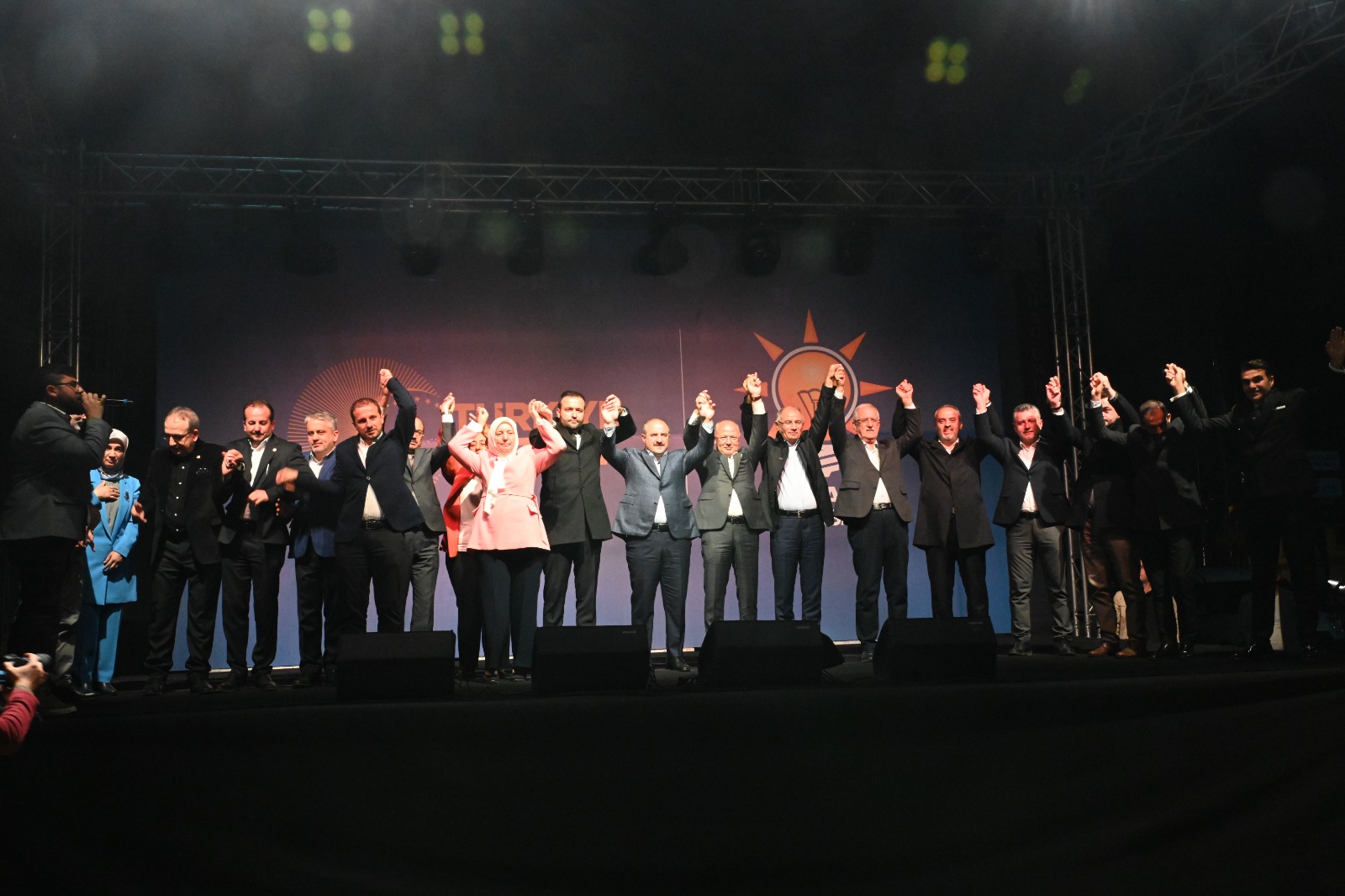 Sandıktan çıkan mesaj ne? İmamoğlu'nun yolu açıldı mı? 3 1. YAZI İÇİN SEÇİM GECESİ AK PARTİ ÖNÜ 15 TEMMUZ DEMOKRASİ MEYDANI KUTLAMALAR 1