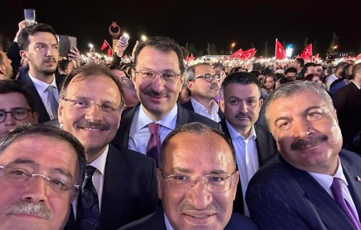 Erdoğan’ın yanındaki Çavuşoğlu’nun Beştepe izlenimleri! Olay Gazetesi Yazarı Ahmet Emin Yılmaz, AK Parti Genel Merkezi