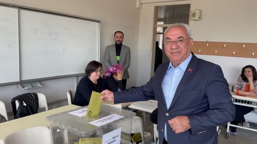 DSP Genel Başkanı Önder Aksakal, oyunu kullandı