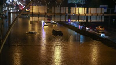 Ankara’yı sağanak vurdu