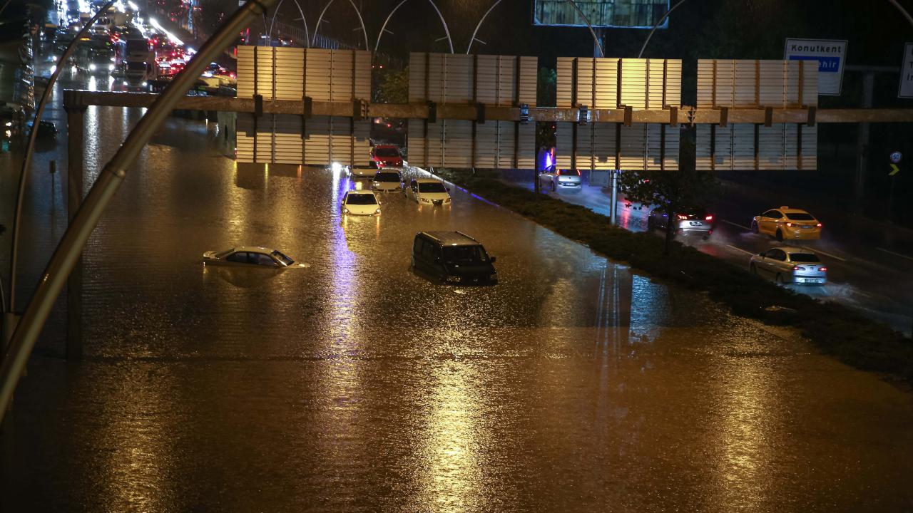 Ankara’yı sağanak vurdu