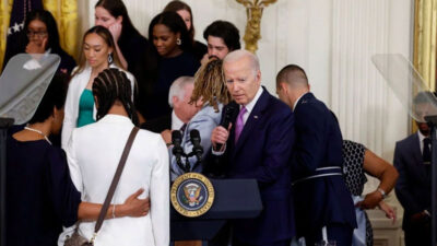 Beyaz Saray’da panik anları! Bir anda yere yığıldı