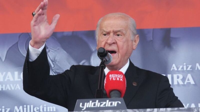 Bahçeli: Erzurum’daki tuzağı Dadaşlar bozdu MHP lideri Devlet Bahçeli, Trabzon'da seçmenlerle buluştu. Bahçeli, "Erzurum'da yaşanan