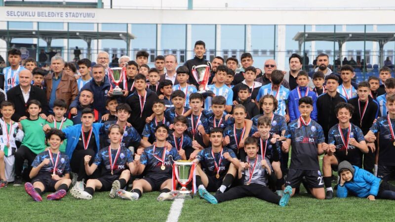 Bursa takımından futbolda tarihi başarı! Bursa ekibi Konya'daki finalde Diyarbakır İnterspor'u 1-0 mağlup ederek ipi