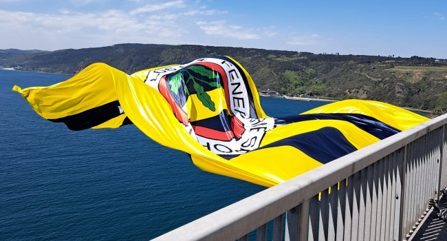 Köprülere Fenerbahçe bayrakları asıldı Köprülere Fenerbahçe bayrakları asıldı