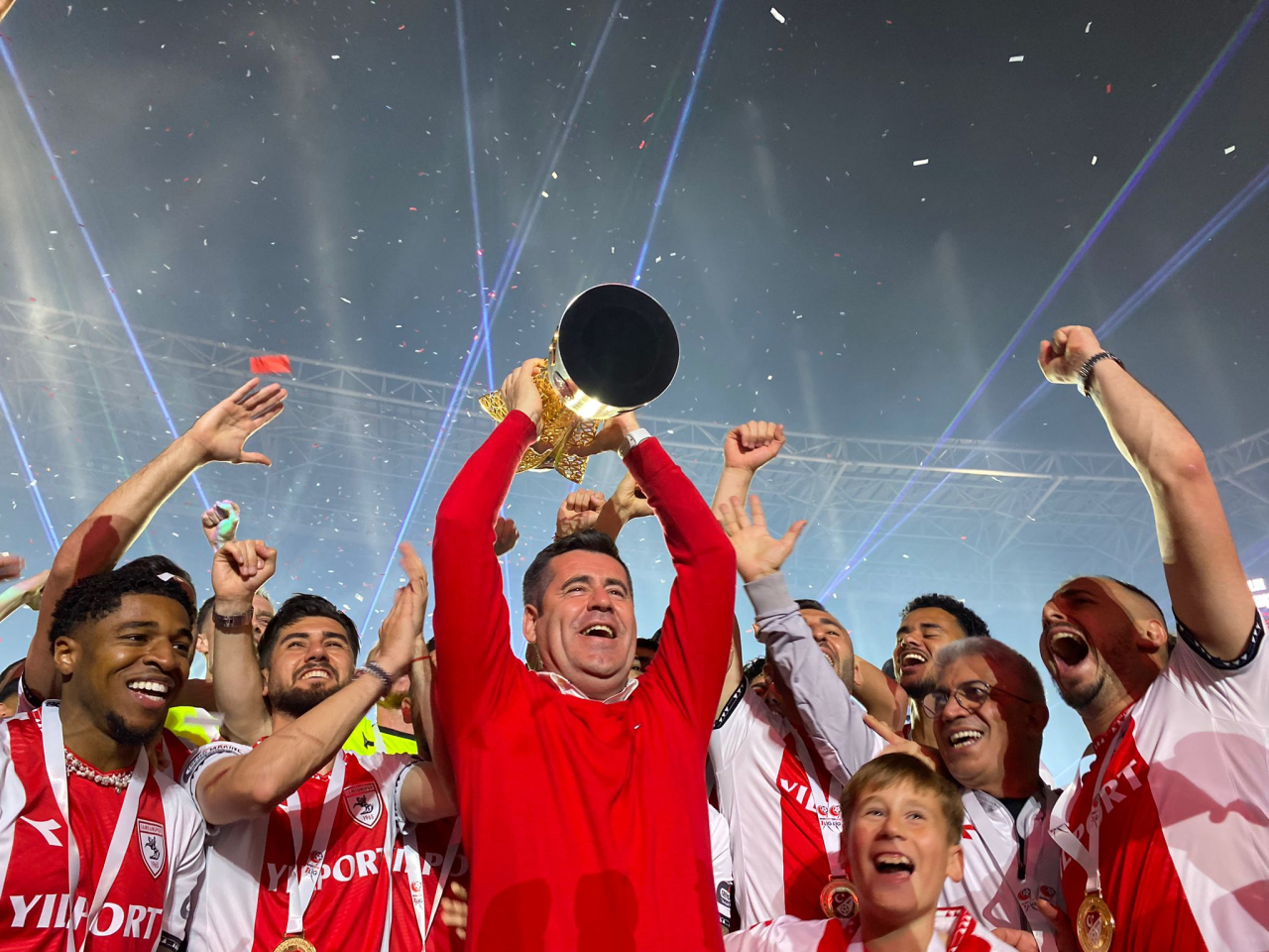 Süper Lig’e yükselen Samsunspor kupasını aldı