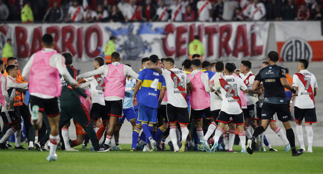 Olaylı derbi! 7 kırmızı kart çıktı