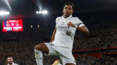 Kupayı getiren golleri atarken evi soyuldu