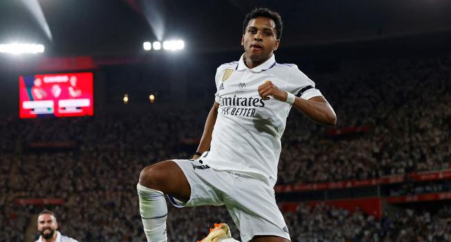 Kupayı getiren golleri atarken evi soyuldu