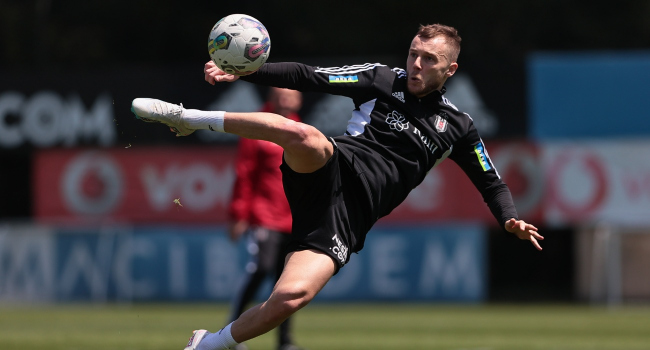 Beşiktaş’ta yaprak dökümü başlıyor Beşiktaş’ta yaprak dökümü başlıyor