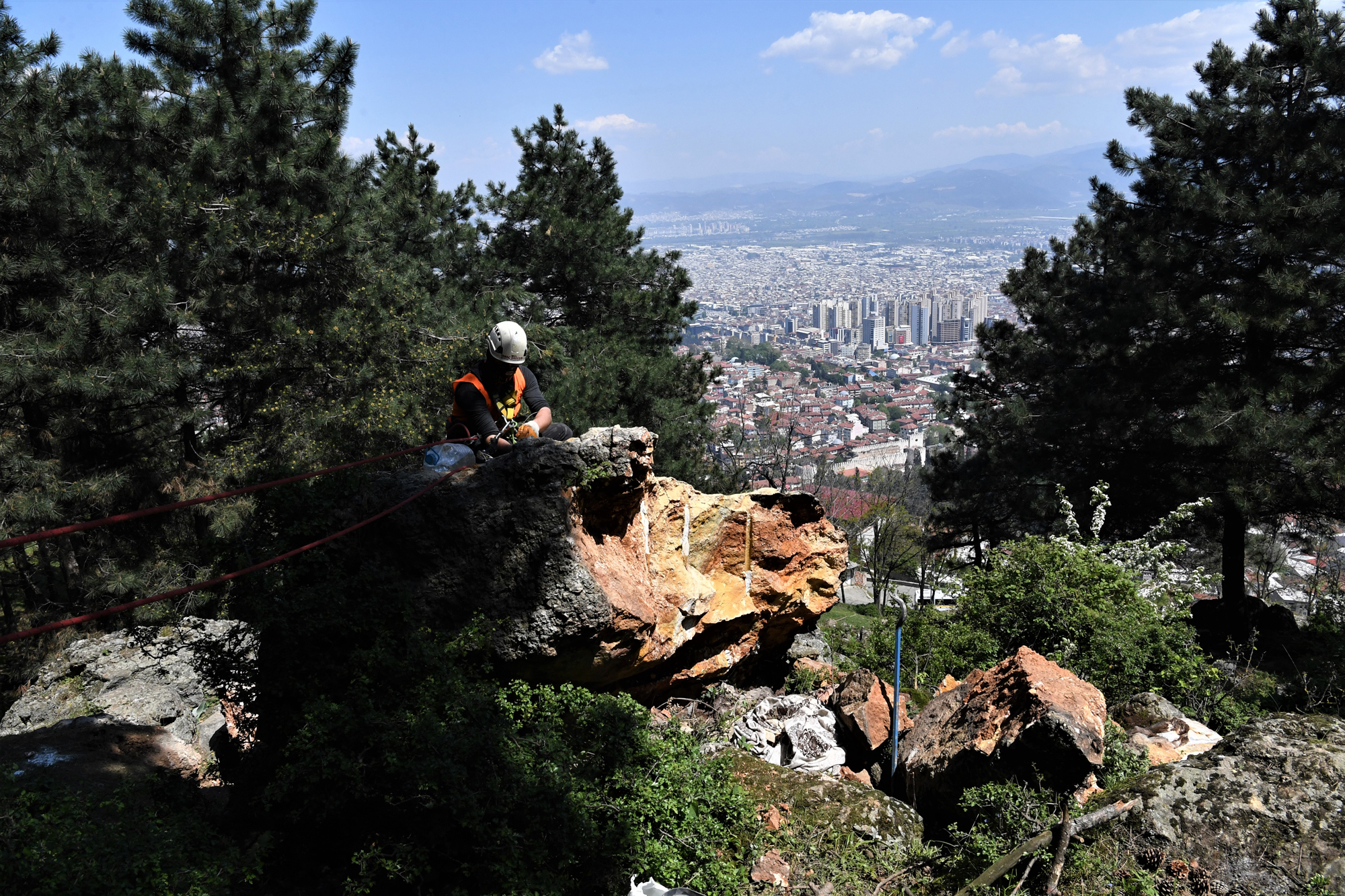 Bursa’yı tehdit eden dev kayalar tehlike olmaktan çıktı