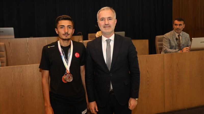 Balkan 3’üncüsü Milli Sporcu Mecliste Ödüllendirildi Karadağ’da yapılan Balkan Dağ Koşuları Şampiyonasında 3’üncü olarak ülkemize bronz