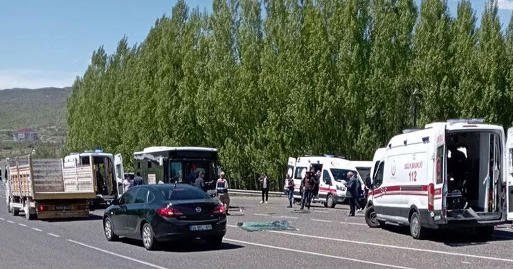 Bingöl’de halk otobüsü ile yolcu minibüsü çarpıştı! 16 kişi yaralandı
