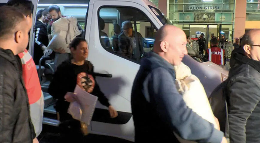 Maltepe İlçe Seçim Kurulu’na oylar getiriliyor Maltepe İlçe Seçim Kurulu’na oylar getiriliyor