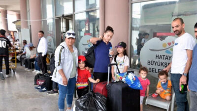 Oy kullanan depremzedeler, kentlerinden ayrılıyor