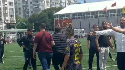 Taraftar sahada kadın futbolculara saldırdı