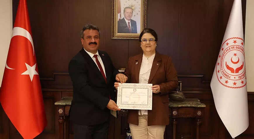 Aile ve Sosyal Hizmetler Bakanı Yanık, mazbatasını aldı