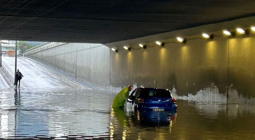Şiddetli sağanak: Yollar göle döndü, araçlar mahsur kaldı