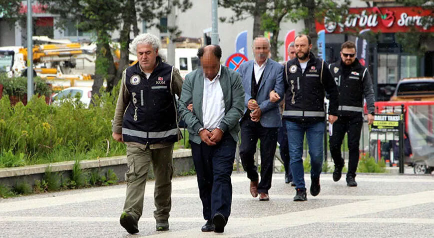 Yolcu otobüsünde 18 ruhsatsız tabanca ele geçirildi! 3 kardeş gözaltında