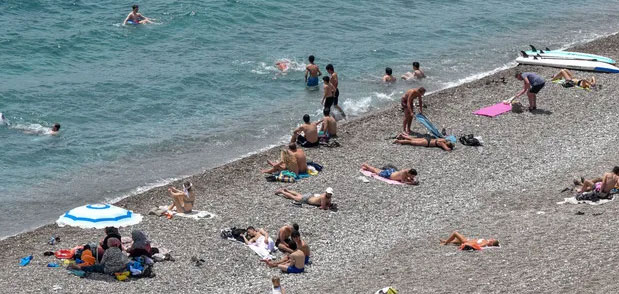 Sahillerde tatil yoğunluğu! Plajlara akın ettiler Sahillerde tatil yoğunluğu! Plajlara akın ettiler