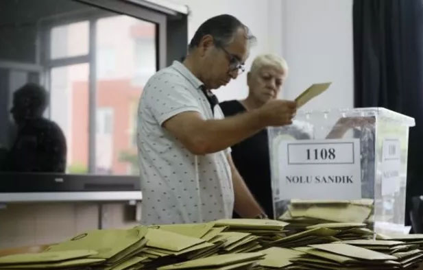 İlginç olay! Seçim zarflarının ağzını yapıştırıcı ile kapatmışlar