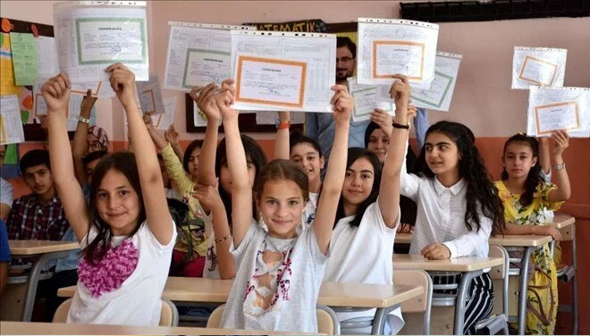 Okullar ne zaman kapanacak? Karneler hangi gün alınacak?