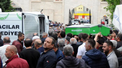 13’üncü kattan düşen eşi ve 2 çocuğunu son yolculuklarına gözyaşlarıyla uğurladı