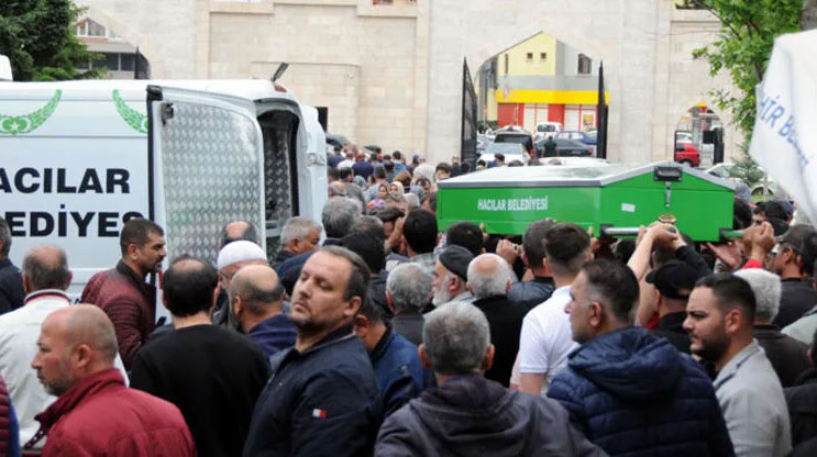 13’üncü kattan düşen eşi ve 2 çocuğunu son yolculuklarına gözyaşlarıyla uğurladı