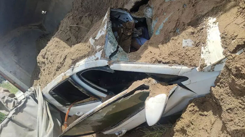 Feci kaza: Kum yüklü kamyon, otomobilin üzerine devrildi