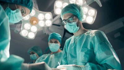 Dünyada bir ilk! Rahimdeyken beyin ameliyatı yapıldı