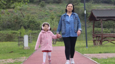 Kızına böbreğini vererek yaşama döndürdü