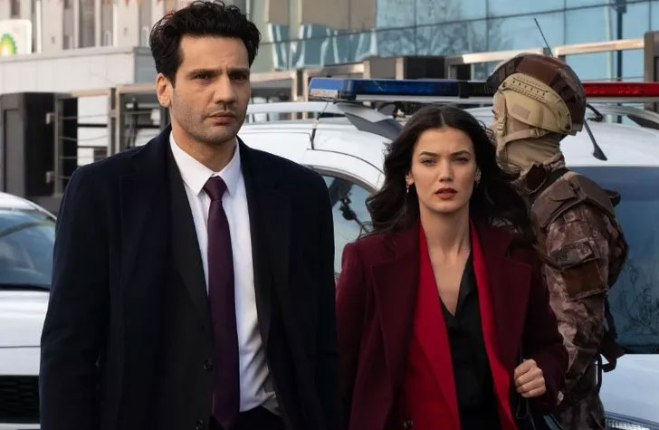 Ünlü oyuncunun sevgilisi güzelliğiyle büyüledi!