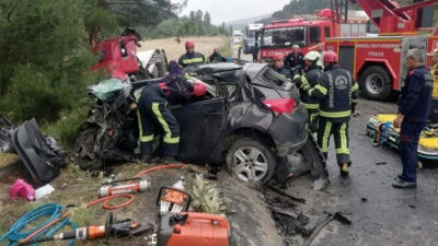 Karşı şeride geçen TIR otomobili metrelerce sürükledi: Anne-baba ile 2 çocuğu öldü