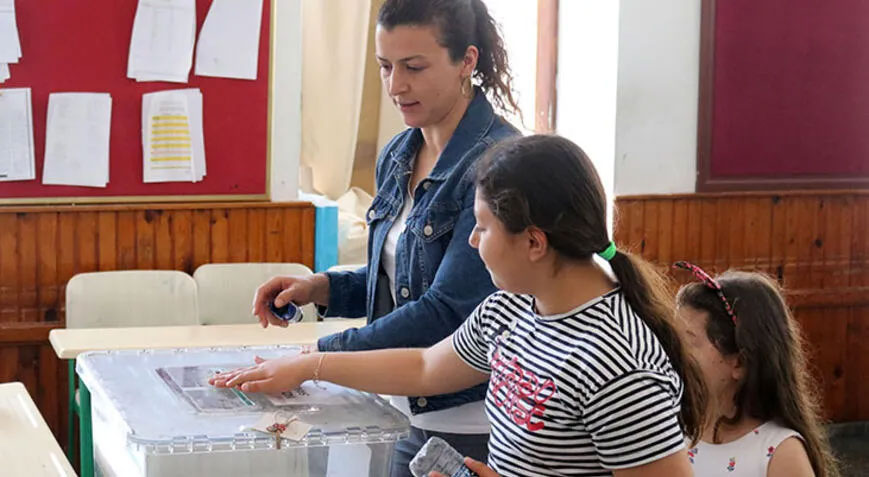 Geceleri 10 bin kişinin olduğu mahallede, 75 seçmen bulunuyor