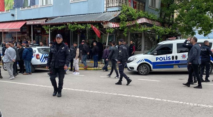 Tartışmayı tatlıya bağlamak için bir araya gelmişlerdi, bu kez kavga çıktı! Tartışmayı tatlıya bağlamak için bir araya gelmişlerdi, bu kez kavga çıktı!