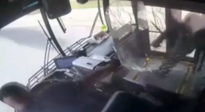 Otobüs şoförü silahlı yolcuya kurşun yağdırdı