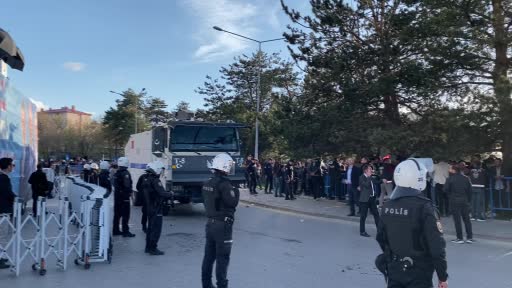 İmamoğlu’na mitingde taşlı saldırı İmamoğlu’na mitingde taşlı saldırı