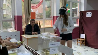 28 Mayıs seçiminde oy kullanan ünlü isimlerin pozları!