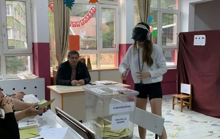 28 Mayıs seçiminde oy kullanan ünlü isimlerin pozları!