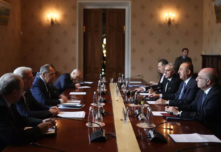 Moskova’daki kritik 4’lü zirve başladı! Bakan Çavuşoğlu mevkidaşlarıyla bir araya geldi Moskova’daki kritik 4’lü zirve başladı! Bakan Çavuşoğlu mevkidaşlarıyla bir araya geldi